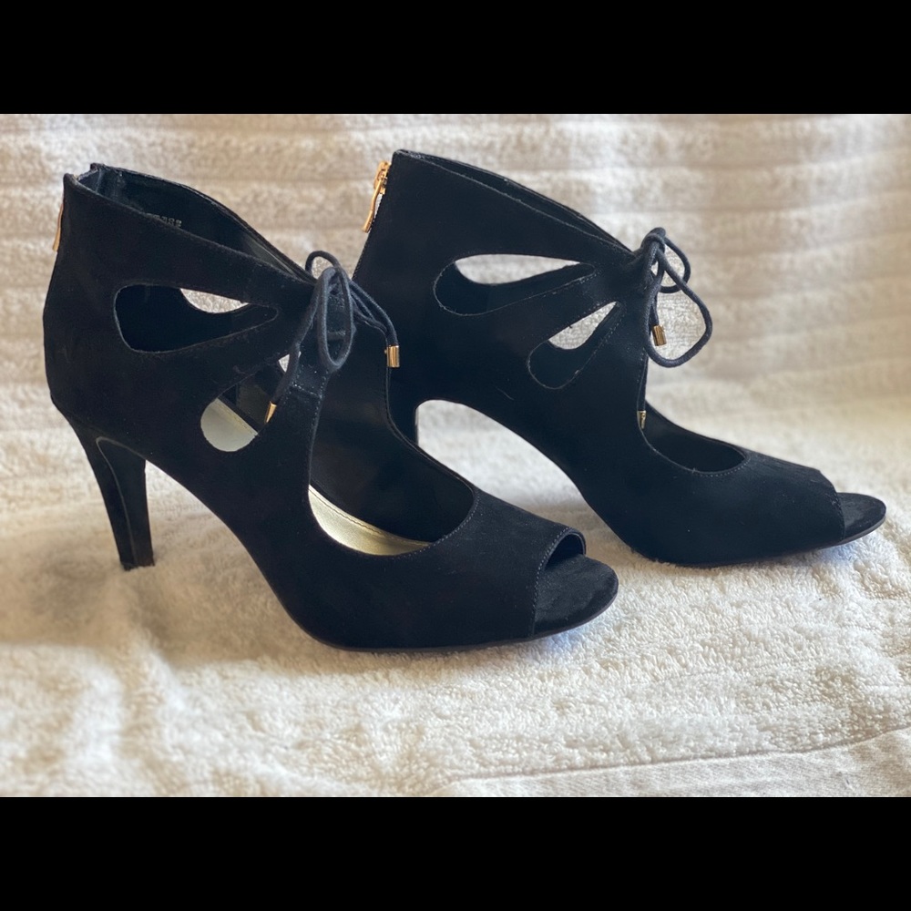Cutout Heels, Women’s Size 8